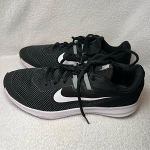 Nike Unisex Downshifter 9 Running Shoe Black/White/ Grey size 6Y